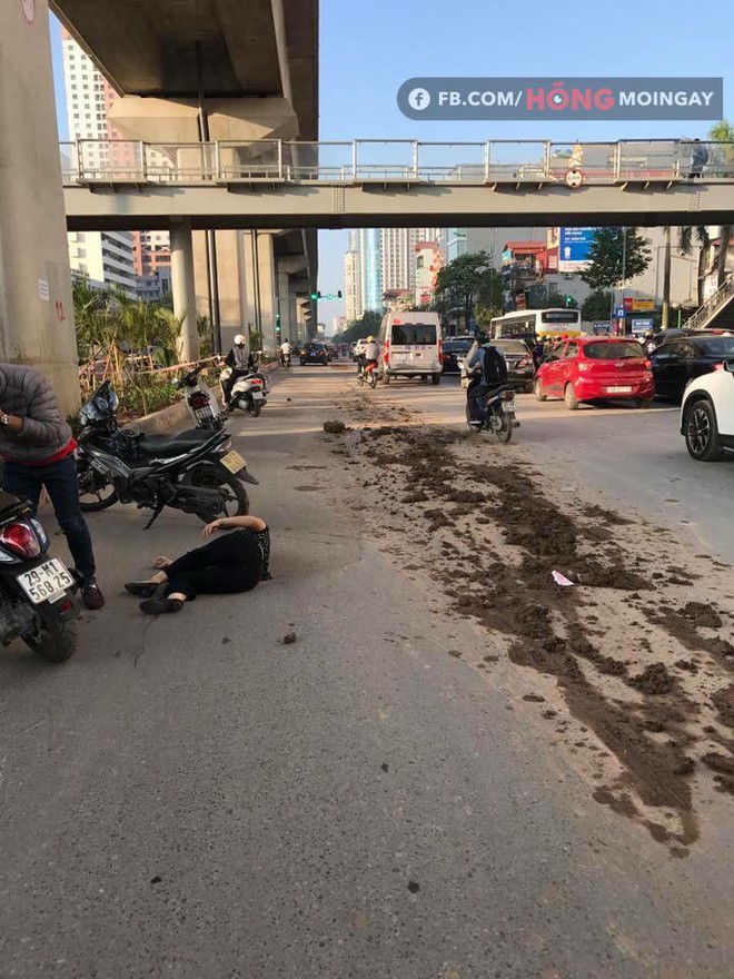 Hà Nội: Bùn đất từ xe tải rơi vãi đầy đường khiến nhiều người trượt ngã - Ảnh 1.
