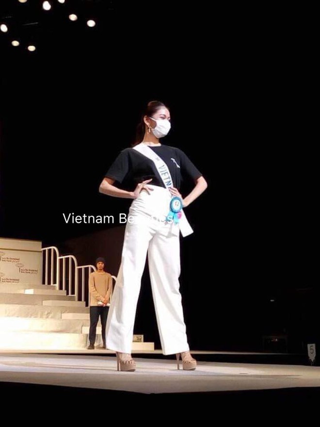 Chưa khỏi hẳn bệnh thủy đậu, Th&ugrave;y Dung đeo khẩu trang tham gia tổng duyệt đ&ecirc;m chung kết Miss International 2017 - Ảnh 4.