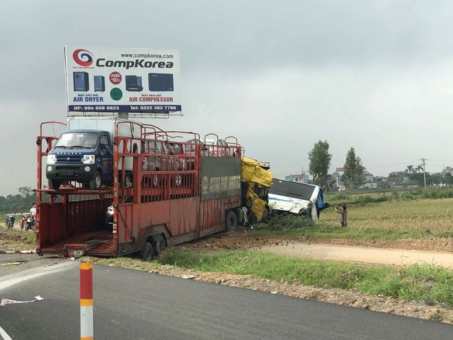 H&agrave; Nội: Xe đầu k&eacute;o chở xe con đ&acirc;m xe kh&aacute;ch bay xuống ruộng - Ảnh 4.