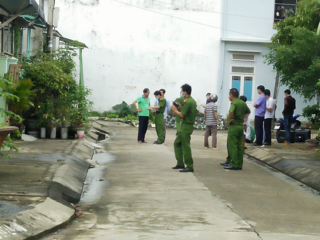 Quảng Nam: Thấy mùi hôi thối bốc ra từ phòng trọ, người dân phá cửa thì tá hỏa phát hiện thi thể phân hủy nặng - Ảnh 1.