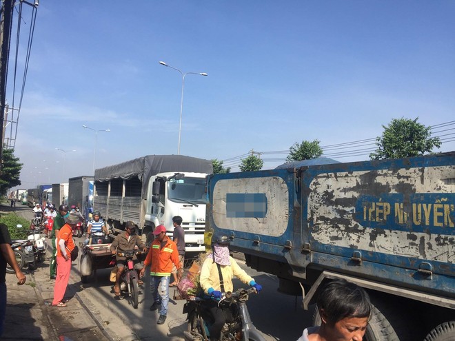 Va chạm li&ecirc;n ho&agrave;n 6 phương tiện tr&ecirc;n quốc lộ, h&agrave;ng chục du kh&aacute;ch H&agrave;n Quốc k&ecirc;u cứu trong chiếc xe bốc ch&aacute;y - Ảnh 5.