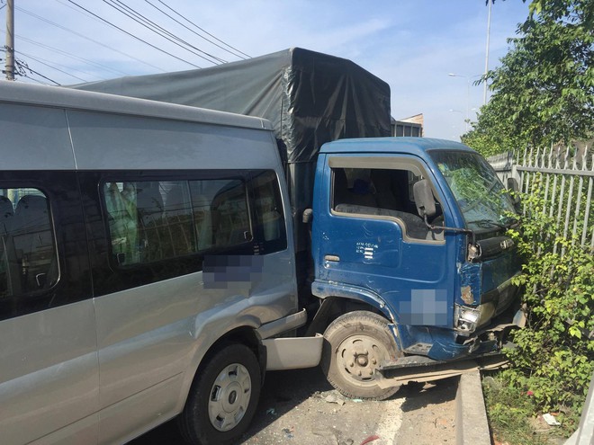 Va chạm li&ecirc;n ho&agrave;n 6 phương tiện tr&ecirc;n quốc lộ, h&agrave;ng chục du kh&aacute;ch H&agrave;n Quốc k&ecirc;u cứu trong chiếc xe bốc ch&aacute;y - Ảnh 3.