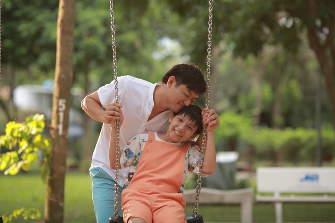 Lần đầu ti&ecirc;n l&agrave;m phụ huynh tr&ecirc;n phim, Qu&yacute; B&igrave;nh l&agrave;m cha đơn th&acirc;n c&ograve;n Quỳnh Chi lại l&agrave; mẹ ghẻ - Ảnh 9.