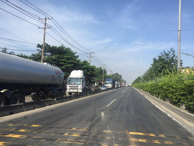 Va chạm li&ecirc;n ho&agrave;n 6 phương tiện tr&ecirc;n quốc lộ, h&agrave;ng chục du kh&aacute;ch H&agrave;n Quốc k&ecirc;u cứu trong chiếc xe bốc ch&aacute;y - Ảnh 4.