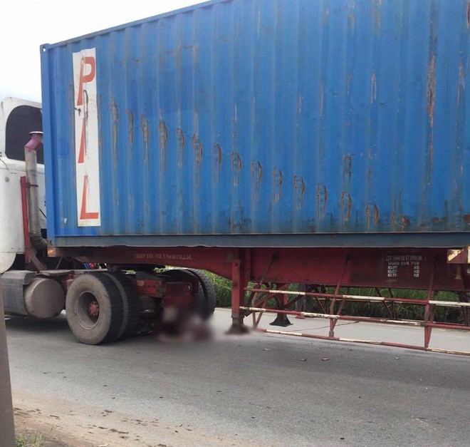 TP.HCM: Thi thể nam thanh niên kẹt chặt dưới gầm xe container sau va chạm kinh hoàng - Ảnh 1.