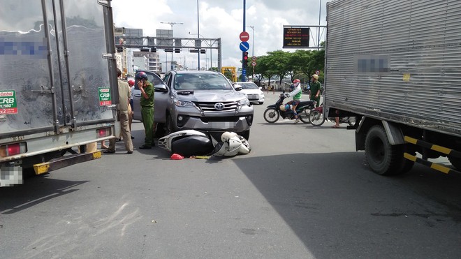 TP.HCM: Người phụ nữ nguy kịch sau khi bị &ocirc; t&ocirc; 7 chỗ h&uacute;c văng nhiều m&eacute;t tr&ecirc;n đường - Ảnh 2.
