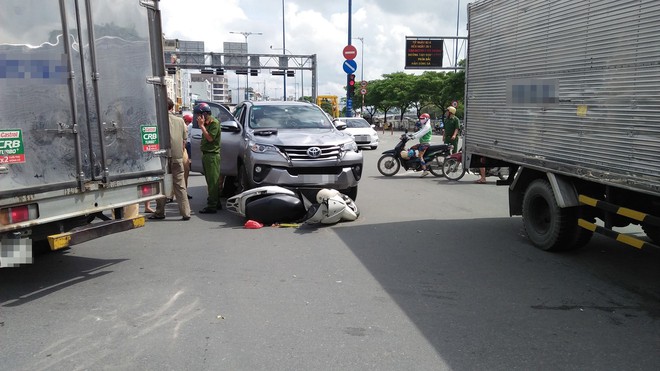 TP.HCM: Người phụ nữ nguy kịch sau khi bị ô tô 7 chỗ húc văng nhiều mét trên đường - Ảnh 2.