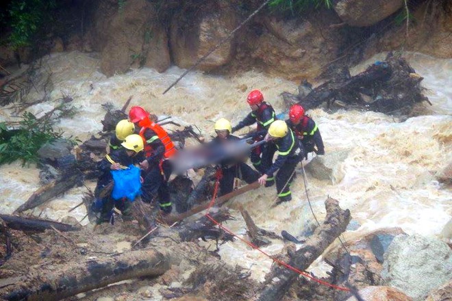 Đôi nam nữ chạy xe lên Đà Lạt bị nước cuốn xuống vực sâu: Thi thể cô gái đã được tìm thấy, chàng trai vẫn mất tích - Ảnh 4.