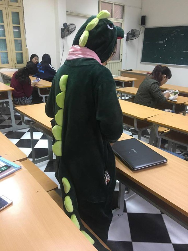 Cô bạn mặc đồ khủng long tới lớp: Trời lạnh chỉ là chuyện nhỏ thôi!