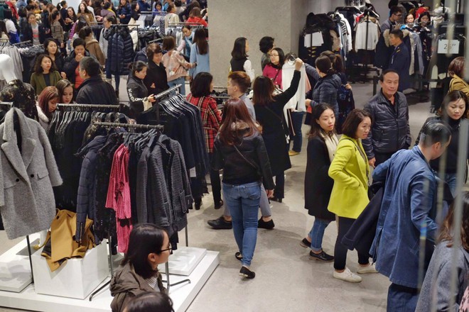 Black Friday: Vỡ trận, cửa hàng đóng cửa cho khách vào nhỏ giọt - Ảnh 1.