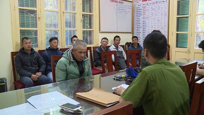 H&agrave; Nội: H&agrave;ng chục cảnh s&aacute;t h&igrave;nh sự h&oacute;a trang, v&acirc;y bắt nh&oacute;m đối tượng trấn lột tiền người đi đường tại n&uacute;t Ph&aacute;p V&acirc;n - Cầu Giẽ - Ảnh 3.