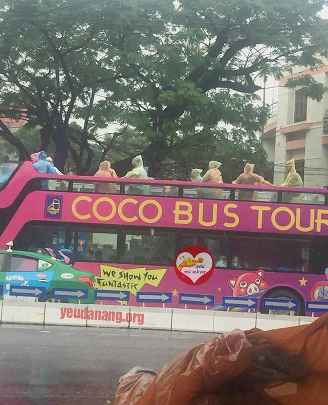 Thanh ni&ecirc;n Đ&agrave; Nẵng rủ nhau mặc &aacute;o mưa đi xe bus sau khi tấm ảnh n&agrave;y được đăng tải - Ảnh 1.