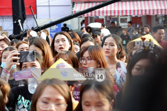 3 tiếng trước MAMA 2017: Fan Việt nóng lòng chờ đợi Wanna One, Seventeen và Samuel tại cổng an ninh và thảm đỏ - Ảnh 8.