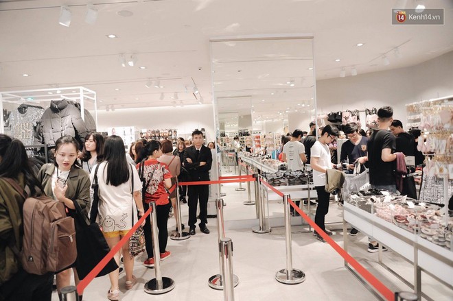 Khai trương H&M Hà Nội: Có hơn 2.000 người đổ về, các bạn trẻ vẫn phải xếp hàng dài chờ được vào mua sắm - Ảnh 25.