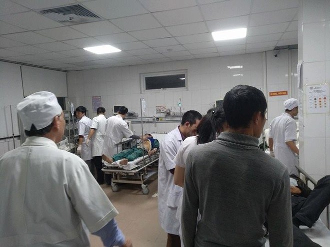Sập giàn giáo tại bến xe Vinh, 10 công nhân nhập viện khẩn cấp - Ảnh 1.