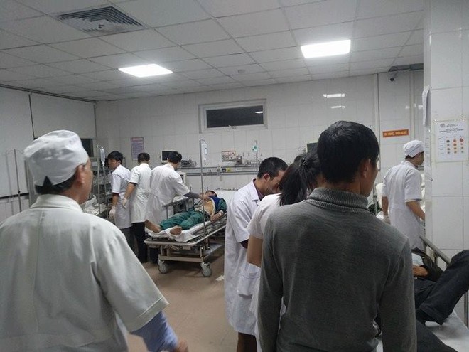 Sập gi&agrave;n gi&aacute;o tại bến xe Vinh, 10 c&ocirc;ng nh&acirc;n nhập viện khẩn cấp - Ảnh 1.