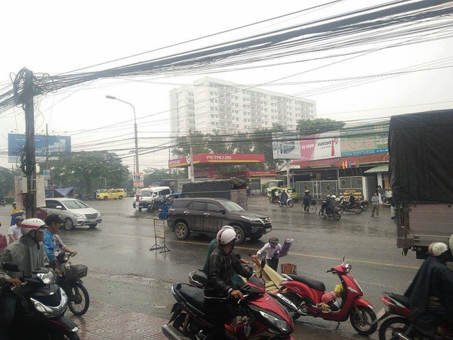 Ng&atilde; xe v&igrave; trời mưa, c&ocirc; g&aacute;i trẻ tử vong tại chỗ dưới gầm xe tải - Ảnh 2.