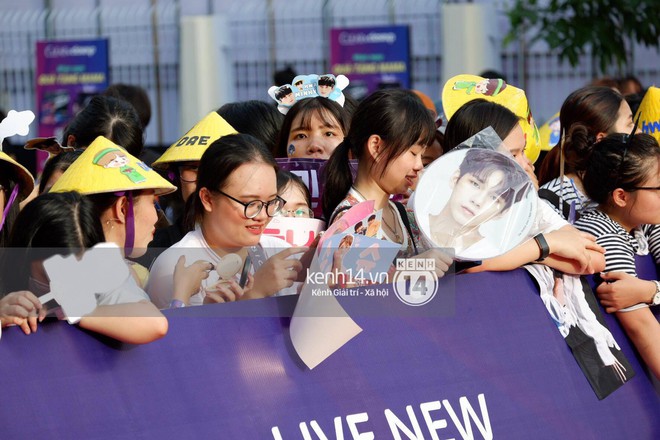 3 tiếng trước MAMA 2017: Fan Việt nóng lòng chờ đợi Wanna One, Seventeen và Samuel tại cổng an ninh và thảm đỏ - Ảnh 9.