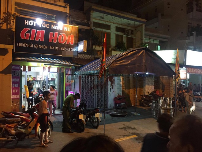 Đang đi mua b&aacute;nh, b&eacute; trai 6 tuổi bị bảo vệ d&acirc;n phố d&ugrave;ng dao s&aacute;t hại giữa đường S&agrave;i G&ograve;n - Ảnh 3.