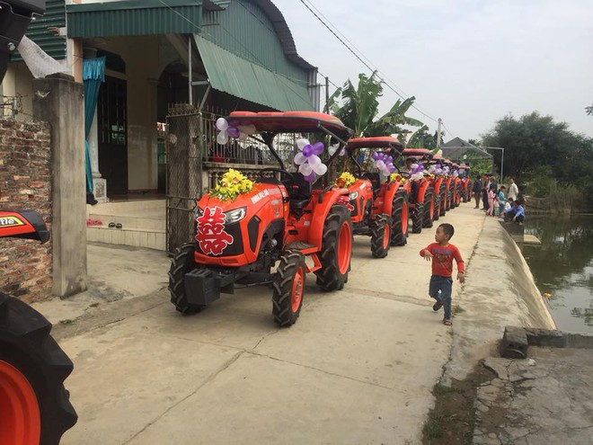 Ăn hỏi bằng siêu xe xưa rồi, bây giờ phải rước dâu bằng máy cày mới là khác biệt - Ảnh 2.