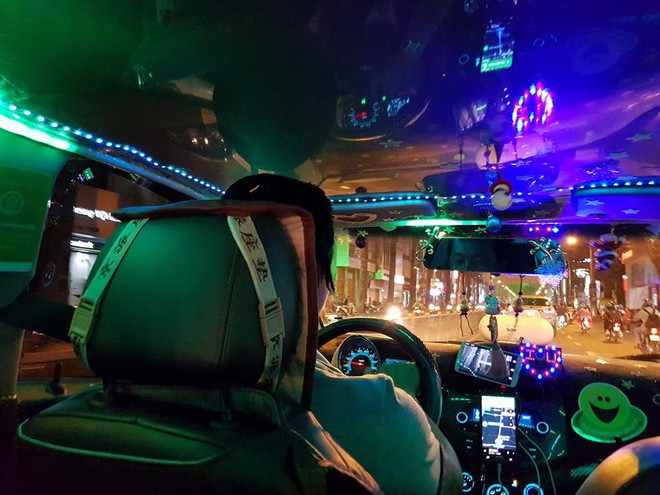 Chiếc taxi màu mè y như cái hội chợ khiến cô gái ấm lòng cả mùa Noel - Ảnh 2.