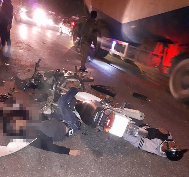 Hà Nội: Sau tiếng động cực mạnh, người dân sợ hãi phát hiện hai nam thanh niên tử vong bên hai chiếc xe máy nát vụn - Ảnh 1.