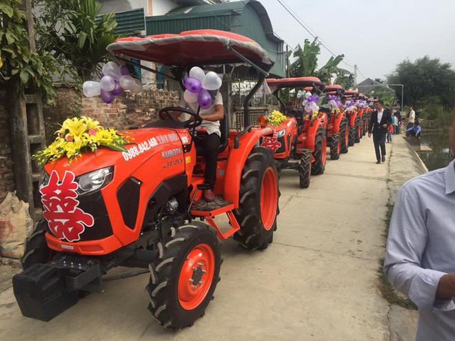 Ăn hỏi bằng si&ecirc;u xe xưa rồi, b&acirc;y giờ phải rước d&acirc;u bằng m&aacute;y c&agrave;y mới l&agrave; kh&aacute;c biệt - Ảnh 3.