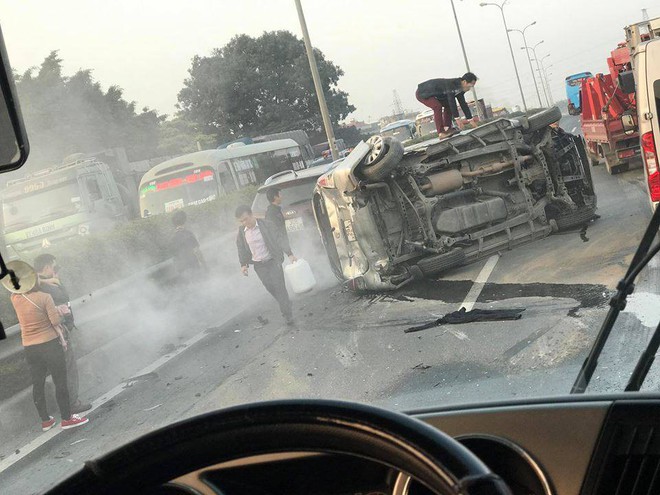 Hà Nội: Lật xe ô tô trên cao tốc Pháp Vân - Cầu Giẽ, một người bị thương, hàng ngàn xe ùn tắc - Ảnh 1.