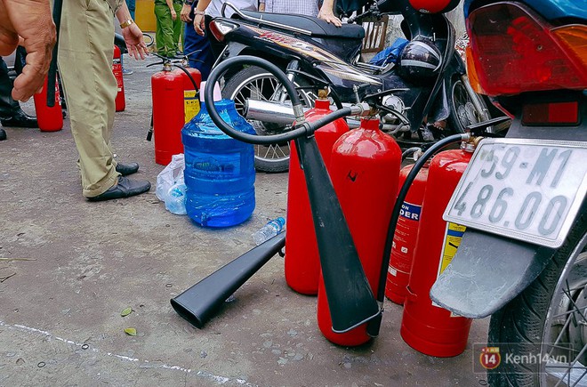 Cận cảnh hiện trường vụ cháy kinh hoàng ở Sài Gòn: Cảnh sát PCCC buồn đau vì không cứu được 3 mẹ con - Ảnh 10.