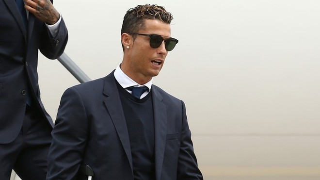 Ronaldo và đồng đội đổ bộ xứ Wales, chuẩn bị đá chung kết - Ảnh 2.