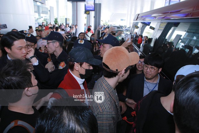 Mỹ nam thế hệ mới Taeyong cùng dàn trai đẹp NCT 127 đổ bộ sân bay Nội Bài giữa biển fan Việt - Ảnh 15.