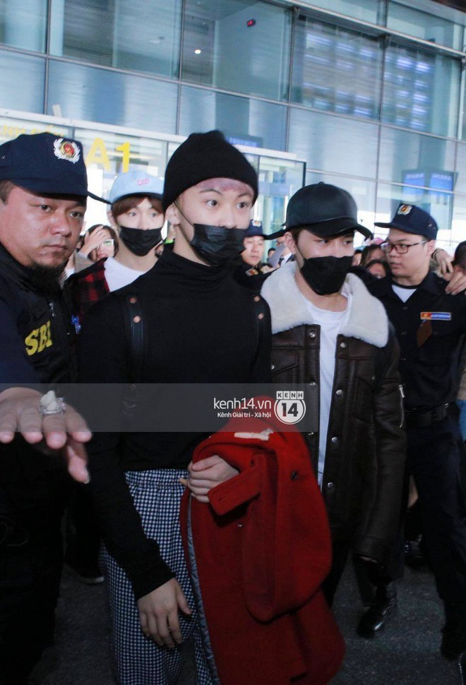Mỹ nam thế hệ mới Taeyong cùng dàn trai đẹp NCT 127 đổ bộ sân bay Nội Bài giữa biển fan Việt - Ảnh 10.