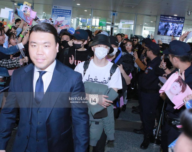 Mỹ nam thế hệ mới Taeyong cùng dàn trai đẹp NCT 127 đổ bộ sân bay Nội Bài giữa biển fan Việt - Ảnh 5.