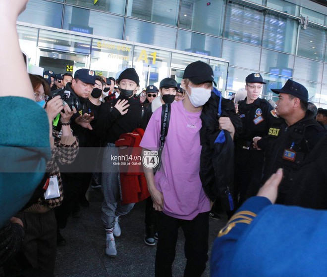 Mỹ nam thế hệ mới Taeyong cùng dàn trai đẹp NCT 127 đổ bộ sân bay Nội Bài giữa biển fan Việt - Ảnh 13.