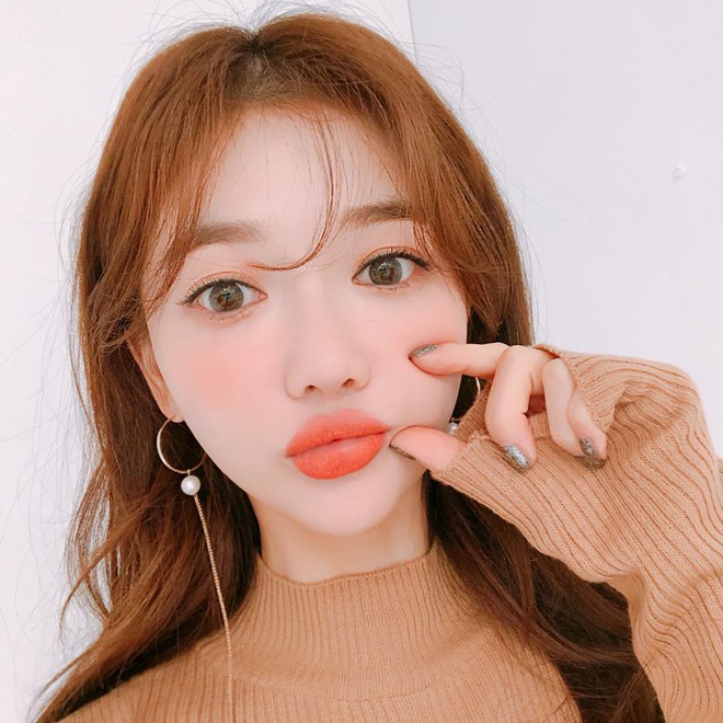 Vẽ tr&aacute;i tim để đ&aacute;nh m&aacute; hồng - B&iacute; k&iacute;p makeup si&ecirc;u đơn giản đang được con g&aacute;i H&agrave;n m&ecirc; t&iacute;t dạo gần đ&acirc;y - Ảnh 6.