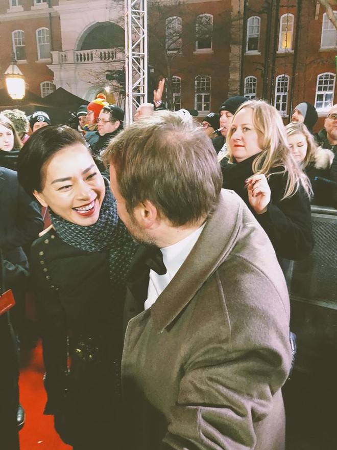Ng&ocirc; Thanh V&acirc;n xuất hiện xinh đẹp, th&acirc;n thiết b&ecirc;n nh&agrave; bi&ecirc;n kịch Star Wars tại buổi c&ocirc;ng chiếu ở London - Ảnh 3.
