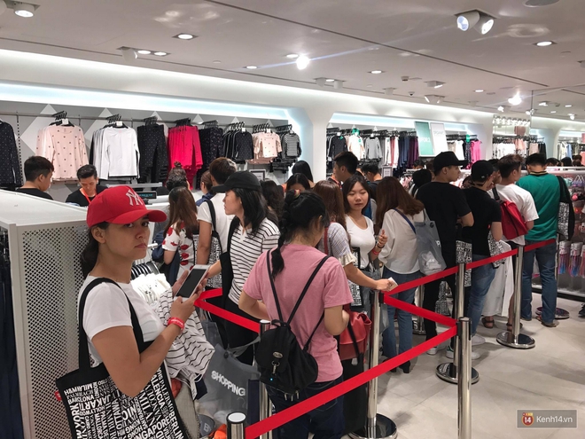 H&M mở cửa đón khách: Đông tới nỗi bên ngoài kẹt cứng, bên trong loạn lạc - Ảnh 24.