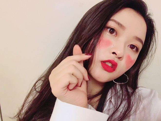 Vẽ tr&aacute;i tim để đ&aacute;nh m&aacute; hồng - B&iacute; k&iacute;p makeup si&ecirc;u đơn giản đang được con g&aacute;i H&agrave;n m&ecirc; t&iacute;t dạo gần đ&acirc;y - Ảnh 9.