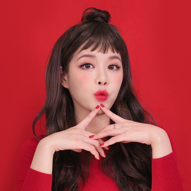 Vẽ tr&aacute;i tim để đ&aacute;nh m&aacute; hồng - B&iacute; k&iacute;p makeup si&ecirc;u đơn giản đang được con g&aacute;i H&agrave;n m&ecirc; t&iacute;t dạo gần đ&acirc;y - Ảnh 1.
