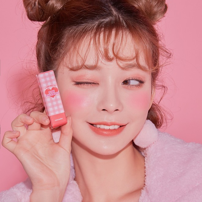 Vẽ tr&aacute;i tim để đ&aacute;nh m&aacute; hồng - B&iacute; k&iacute;p makeup si&ecirc;u đơn giản đang được con g&aacute;i H&agrave;n m&ecirc; t&iacute;t dạo gần đ&acirc;y - Ảnh 2.