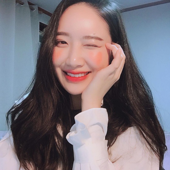 Vẽ tr&aacute;i tim để đ&aacute;nh m&aacute; hồng - B&iacute; k&iacute;p makeup si&ecirc;u đơn giản đang được con g&aacute;i H&agrave;n m&ecirc; t&iacute;t dạo gần đ&acirc;y - Ảnh 8.