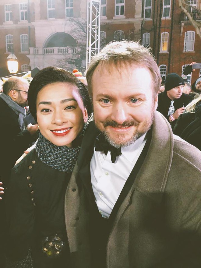 Ng&ocirc; Thanh V&acirc;n xuất hiện xinh đẹp, th&acirc;n thiết b&ecirc;n nh&agrave; bi&ecirc;n kịch Star Wars tại buổi c&ocirc;ng chiếu ở London - Ảnh 2.