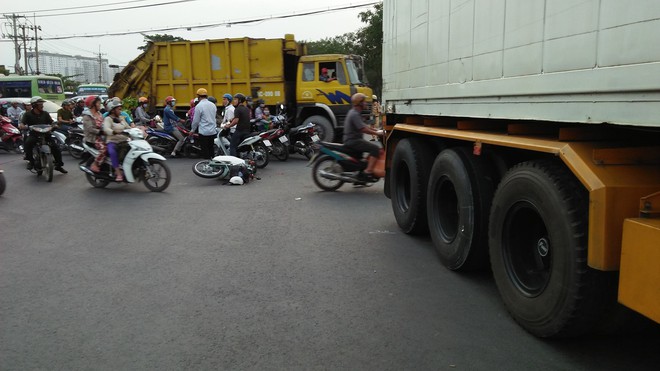 Ng&atilde; ra đường sau va chạm với container, c&ocirc; g&aacute;i 24 tuổi bị b&aacute;nh xe c&aacute;n qua người nguy kịch - Ảnh 2.