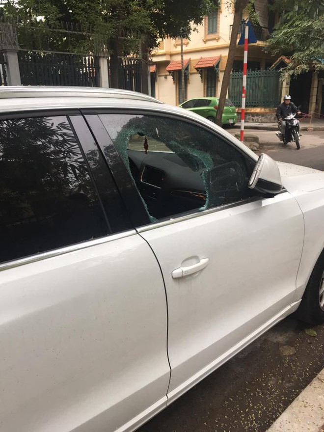 Clip: Tên trộm liều lĩnh phá cửa cửa kính ô tô, trộm túi xách trong chớp mắt giữa phố Hà Nội - Ảnh 3.
