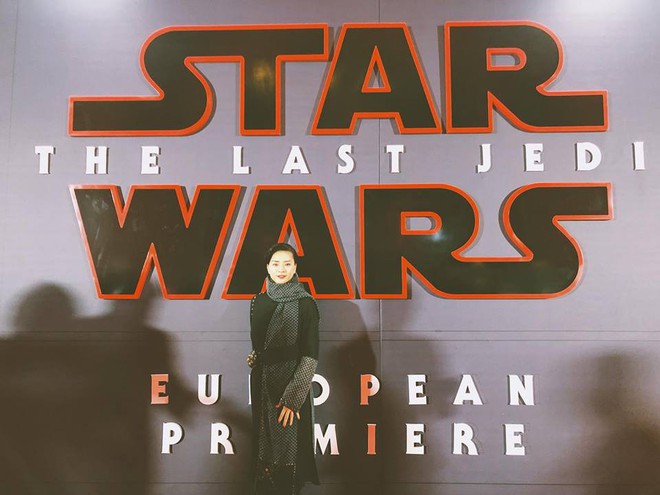 Ng&ocirc; Thanh V&acirc;n xuất hiện xinh đẹp, th&acirc;n thiết b&ecirc;n nh&agrave; bi&ecirc;n kịch Star Wars tại buổi c&ocirc;ng chiếu ở London - Ảnh 1.
