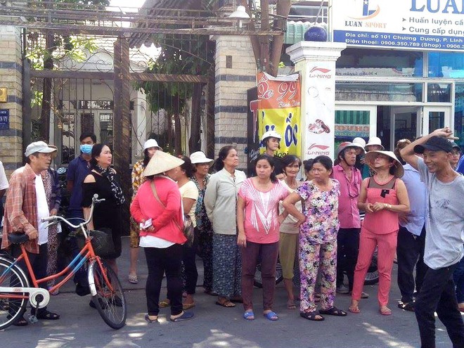 Vụ chồng treo cổ, vợ và con trai tử vong nghi uống thuốc độc: Thằng nhỏ rất lễ phép và dễ mến, vậy mà... - Ảnh 3.