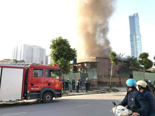 Hà Nội: Mắc kẹt trong khu nhà lợp tôn bốc cháy dữ dội, người đàn ông chết thương tâm - Ảnh 1.