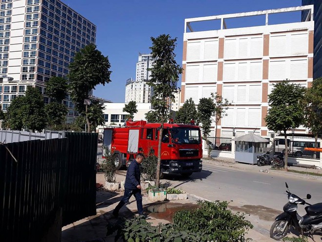 Hà Nội: Mắc kẹt trong khu nhà lợp tôn bốc cháy dữ dội, người đàn ông chết thương tâm - Ảnh 2.