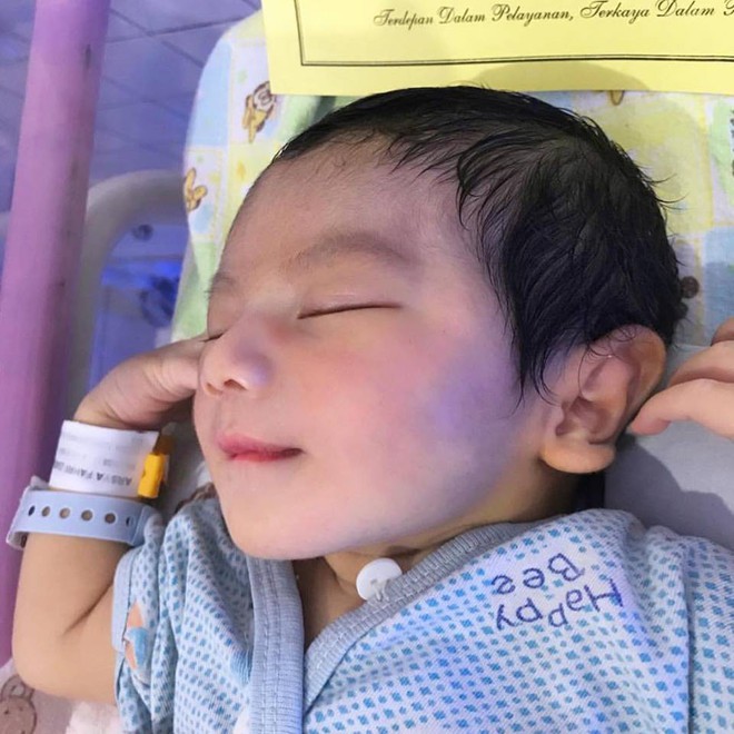 Em b&eacute; so&aacute;i ca đẹp như thi&ecirc;n thần, nhưng khi thấy bố của b&eacute;, ai cũng hiểu v&igrave; sao  - Ảnh 3.