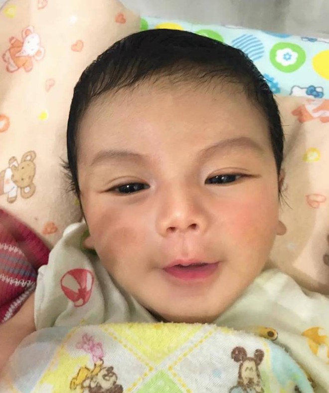 Em b&eacute; so&aacute;i ca đẹp như thi&ecirc;n thần, nhưng khi thấy bố của b&eacute;, ai cũng hiểu v&igrave; sao  - Ảnh 1.